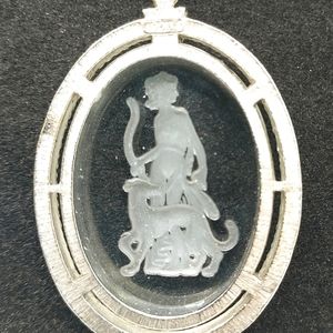 Avon Vintage Intaglio Goddess Diane Huntress Pendant Silvertone Chain Necklace